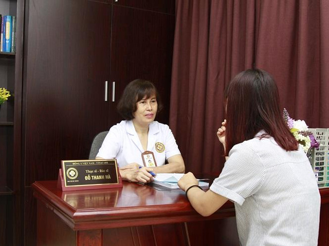 Thạc sĩ, bác sĩ Đỗ Thanh Hà khám và hướng dẫn bệnh nhân điều trị Thạc sĩ, bác sĩ Đỗ Thanh Hà khám và hướng dẫn bệnh nhân điều trị