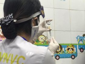 Cán bộ tiêm chủng chuẩn bị vaccine phòng COVID-19  của Astra Zeneca để tiêm chủng cho cán bộ y tế và người tham gia chống dịch COVID-19 tại Trung tâm y tế TP Hải Dương     Ảnh: Thái Bình