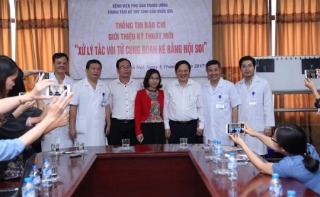 Các bác sĩ Bệnh viện phụ sản Trung ương chụp ảnh kỷ niệm với gia đình chị Loan