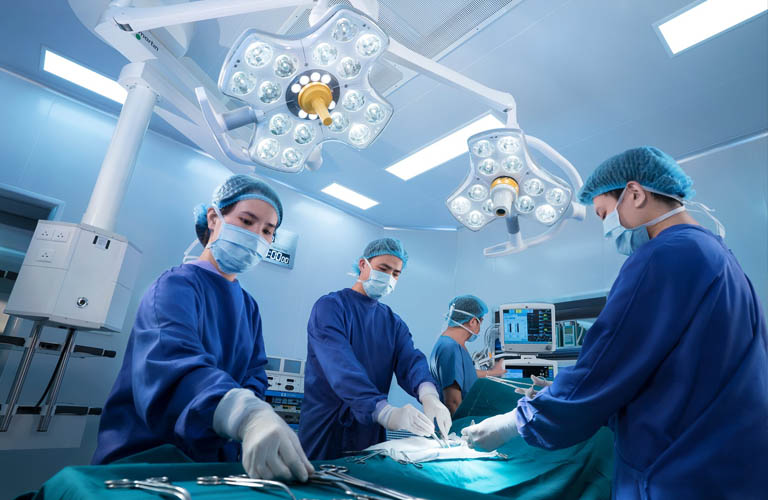 Phẫu thuật là phương án cuối cùng chỉ định cho bệnh nhân bị rong kinh nghiêm trọng.