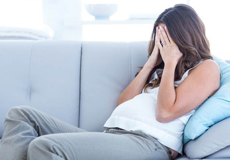 Các biểu hiện bệnh lý của viêm cổ tử cung khiến mẹ bầu luôn lo âu, mệt mỏi.