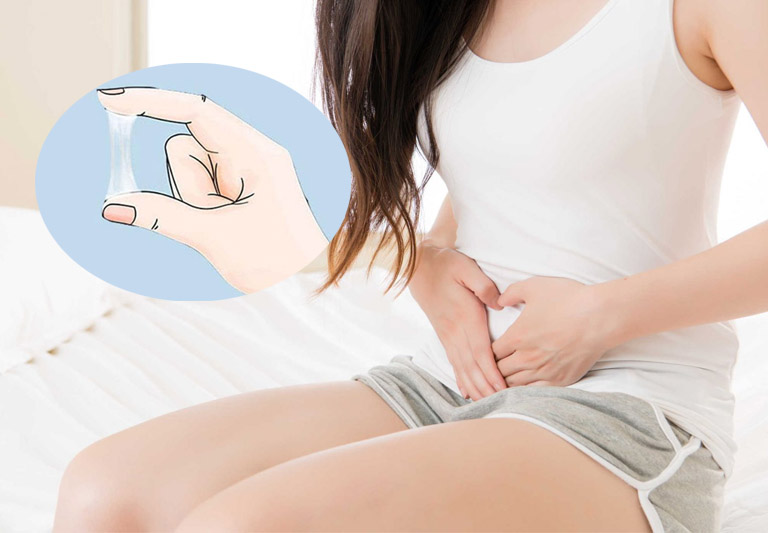 Khí hư bất thường và cảm giác ngứa rát âm đạo là triệu chứng thường gặp nhất của bệnh viêm cổ tử cung sau sinh.