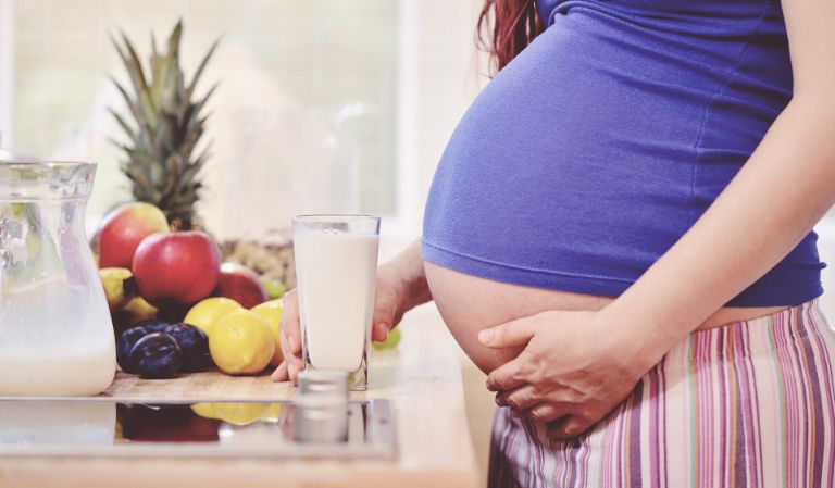Phụ nữ có thai bị đa nang buồng trứng cần bổ sung thực phẩm giàu axit folic