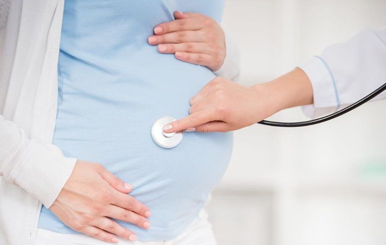 Phụ nữ mang thai nhờ thụ tinh nhân tạo cần chú ý dưỡng thai, thăm khám bác sĩ định kì
