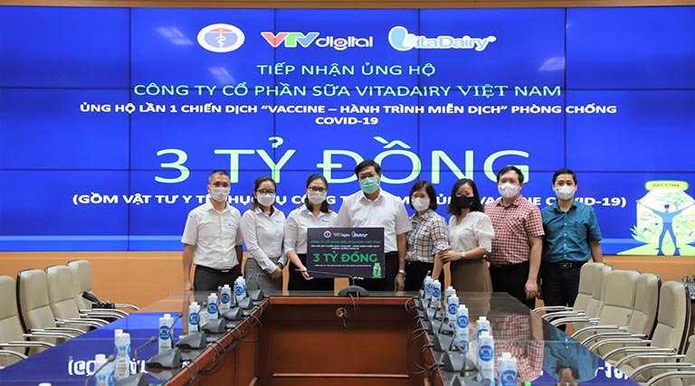 Thứ trưởng Bộ Y tế Đỗ Xuân Tuyên cùng đại diện lãnh đạo các Vụ, Cục, Văn phòng Bộ Y tế tiếp nhận hỗ trợ từ các đơn vị, doanh nghiệp