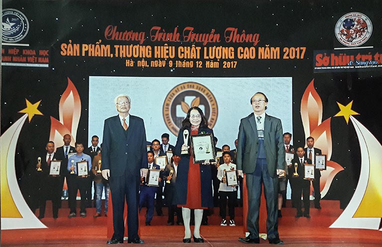 Thầy thuốc Ưu tú Lê Phương đại diện Trung tâm Phụ Khoa Đông y Việt Nam lên nhận cup vinh danh