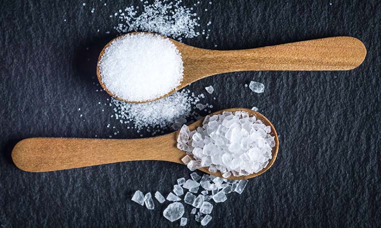 Trị huyết trắng bằng muối hột và phèn chua là cách được nhiều chị em áp dụng Trị huyết trắng bằng muối hột và phèn chua là cách được nhiều chị em áp dụng