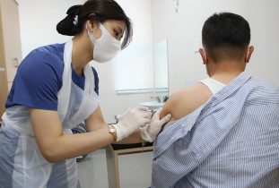 Dù e ngại tác dụng phụ liên quan tới viêm cơ tim, vaccine vẫn là biện pháp hữu hiệu để phòng COVID-19