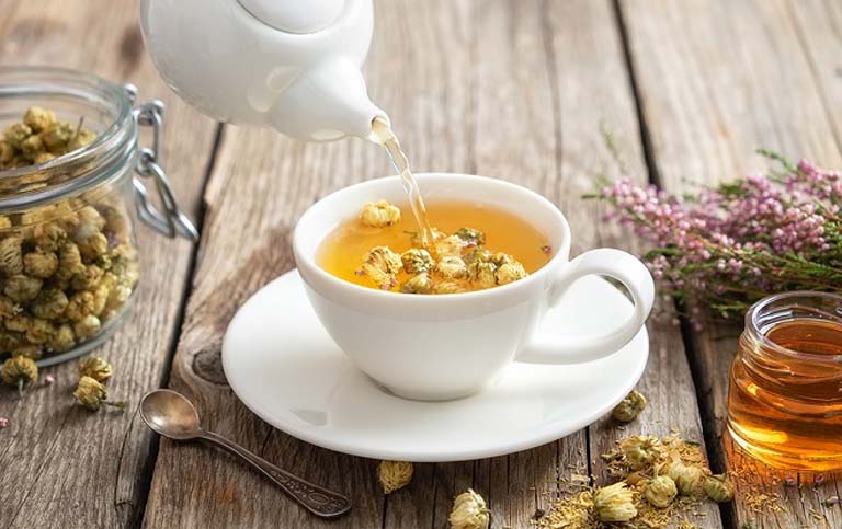 Sử dụng trà hoa cúc là một cách chữa huyết trắng màu đen hiệu quả