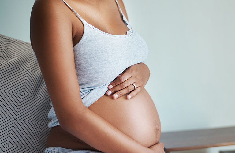 Mẹ bầu bị viêm vùng chậu có thể khiến em bé bị ảnh hưởng.