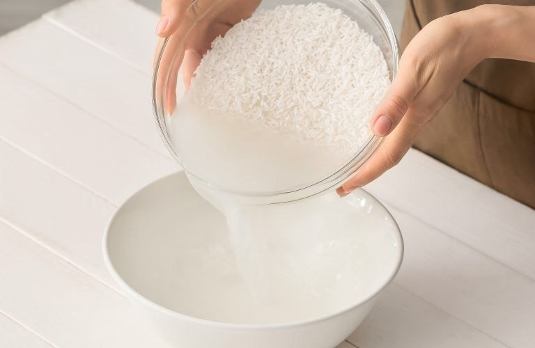 Nước vo gạo giúp làm ẩm, làm mềm và diệt viêm vùng kín