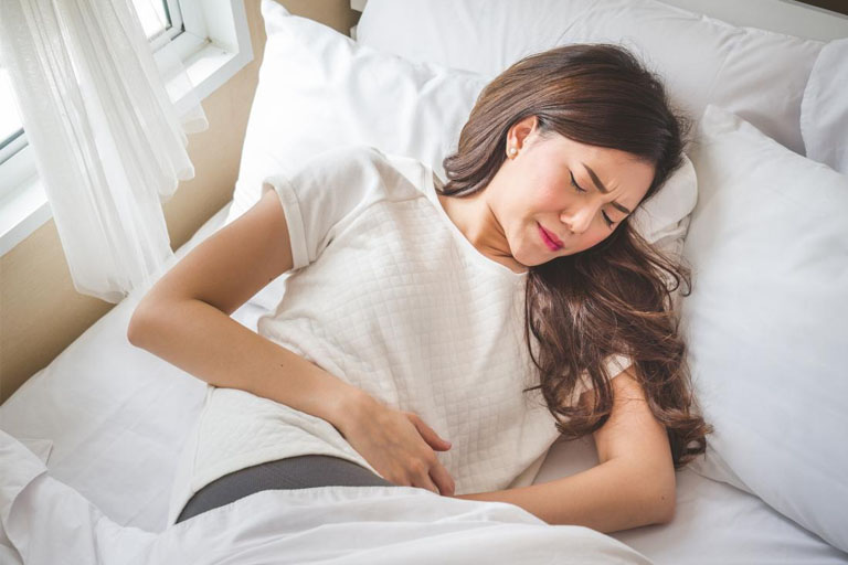 Đau vùng bụng dưới là triệu chứng thường gặp khi mắc viêm vùng chậu