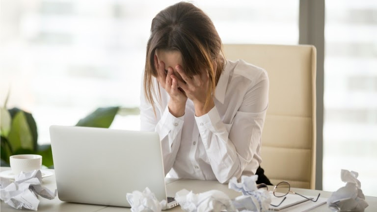 Stress kéo dài có thể khiến cơ thể tiết khí hư nhiều, đông vón