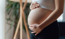 Ra khí hư màu hồng nhạt khi mang thai có nguy hiểm không? Phải làm sao?