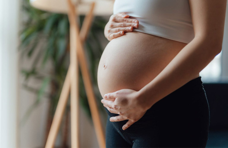 Ra khí hư màu hồng nhạt khi mang thai có thể do thay đổi nội tiết tố