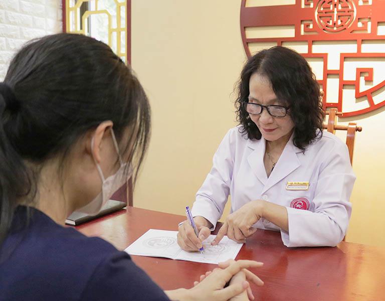 Bác sĩ Lê Phương đã có hơn 40 năm thăm khám và điều trị bằng YHCT