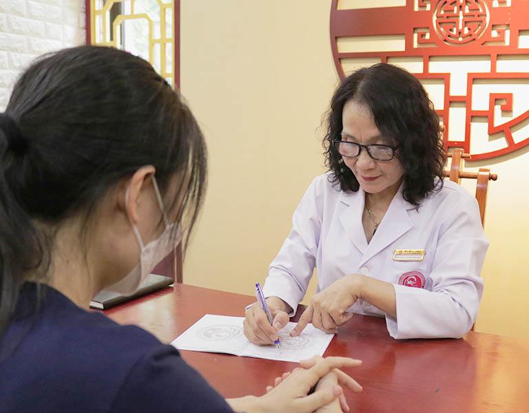 Bác sĩ Lê Phương là người trực tiếp thăm khám và kê đơn thuốc cho từng người bệnh