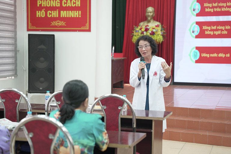 Bác sĩ Lê Phương có mặt tại buổi hội thảo để chia sẻ về những kiến thức chăm sóc sức khỏe phụ khoa cho khách mời