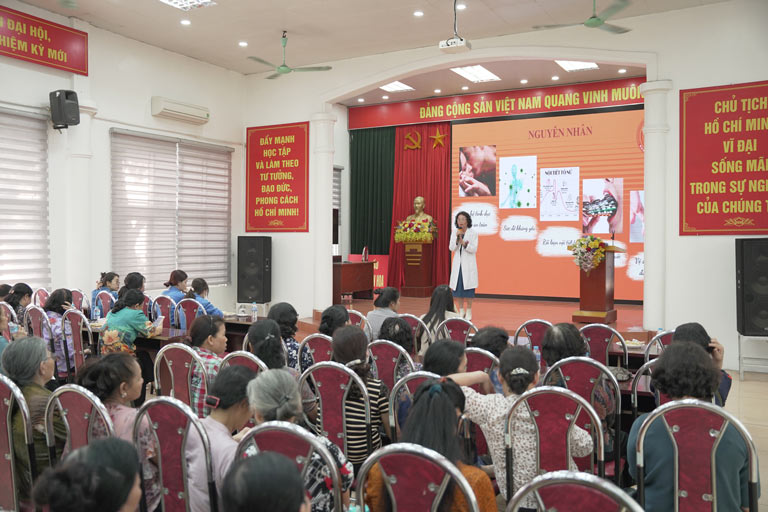Buổi hội thảo có sự tham gia của đông đảo thành viên hội phụ nữ phường Quan Hoa