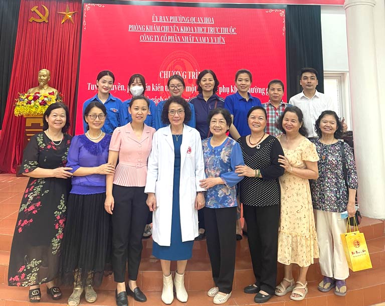 Bác sĩ Lê Phương chụp ảnh lưu niệm cùng những khách mời trong buổi hội thảo
