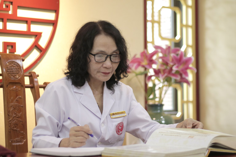 Thầy thuốc Ưu tú, Bác sĩ CKII Lê Phương là người trực tiếp thăm khám và kê đơn cho chị Thu Quỳnh